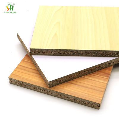 Bom preço. Painel de aglomerado de aglomerado de melamina para uso em decoração de interiores e exteriores on-line