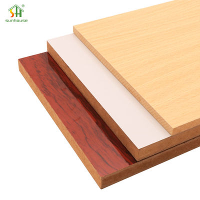 Bom preço. Placa de MDF de melamina MDF laminado resistente à umidade para uso de decoração interior e exterior on-line