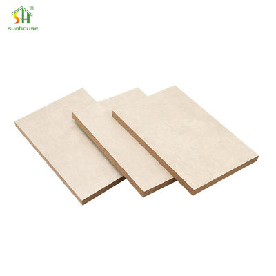Bom preço. Folheado de melamina MDF Placa de melamina MDF para uso de decoração interior e exterior on-line