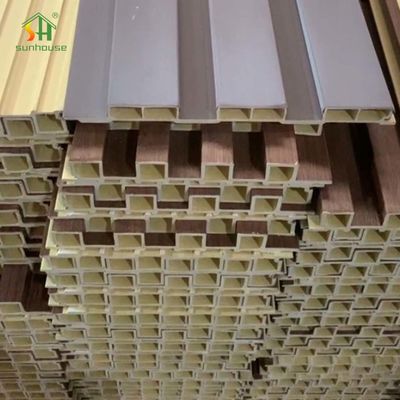 Bom preço. Painel de parede WPC composto de plástico de madeira reciclada retardante de fogo para revestimento de decoração de interiores on-line