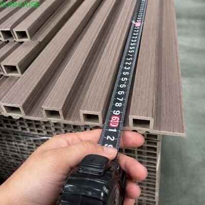 Bom preço. Painel de Parede Ranhurado Oco de Sete Furos WPC à Prova d'Água Grelha Painel de Revestimento de Parede para Decoração de Parede Interior e Exterior on-line